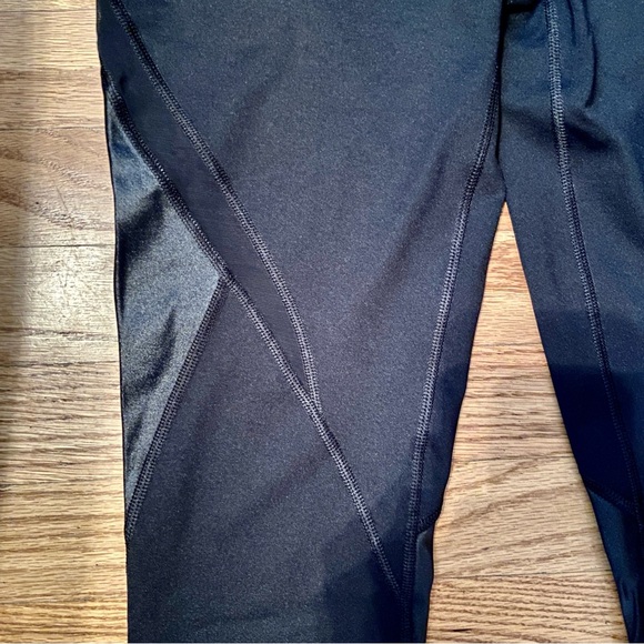 Victoria’s Secret Victoria Sport Knockout Capri Black Satin Panel Leggings - Picture 6 of 12